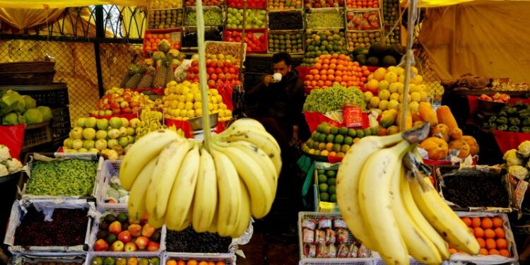 一處販售水果的攤位。（REUTERS）