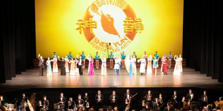 神韻藝術團2020年3月11日在紐約林肯中心大衛寇克劇院演出的謝幕照。（戴兵／大紀元）