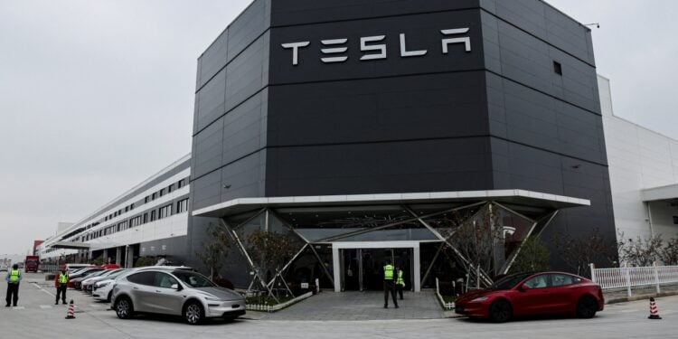 Tesla汽車招牌。（REUTERS）