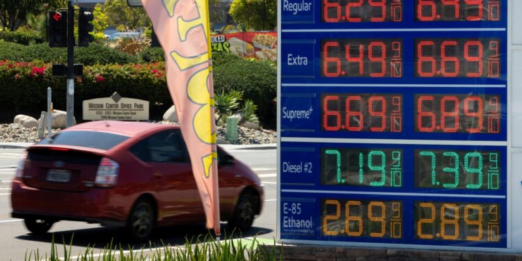 一處加油站的油價表。（REUTERS）