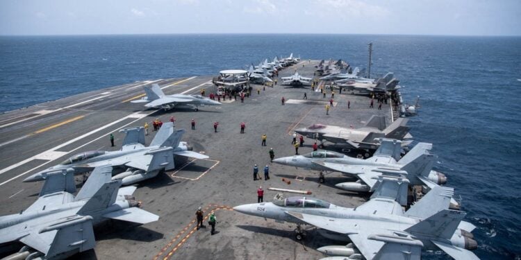 一些戰機停靠在美軍航空母艦上。（REUTERS）
