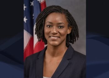 佛州民主社會主義者安吉·尼克松爆冷勝選/福奇的一名前高級顧問戴維·莫倫斯正式認罪