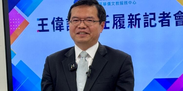 金山灣區華僑文教服務中心主任王偉讚出席履新記者會,說明未來僑務工作及中心場館優化規劃。(子涵/希望之聲)